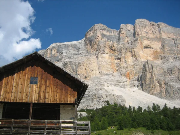 Kutsal Haç kulübesinin (Rifugio Santa Croce) manzarası. Kulübe Val Badia 'da dolomitlerin altında ve arka planda Sasso delle Dieci' yi görmek mümkün.