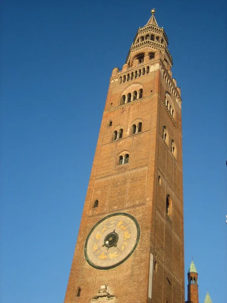 Torrazzo manzarası, İtalya, Cremona 'nın ana meydanındaki çok yüksek çan kulesi. Kule Santa Maria Assunta katedraline bağlı.