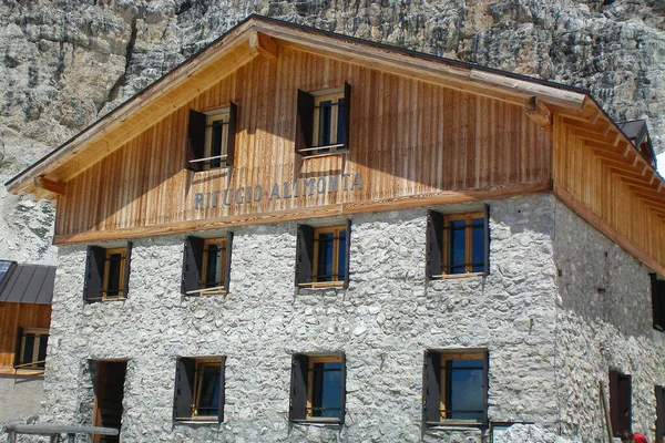 Madonna di Campiglio, İtalya - 07 2010: Rifugio Alimonta 'nın ana cephesi. Baraka, İtalyan Alpleri 'ndeki Brenta Dolomitlerindeki en yüksek barakadır.
