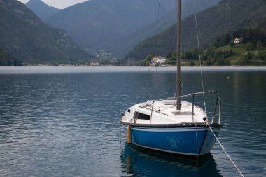 Ledro gölünde yüzen bir tekne (Lago di Ledro)