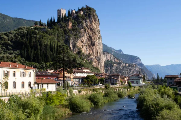Sarca nehri üzerindeki bir köprüden Arco Kalesi 'nin (Castello di Arco) görüntüsü. Kale ünlü bir tırmanma duvarının üstünde.