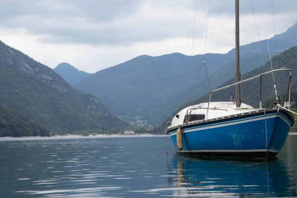 Ledro gölünde yüzen bir tekne (Lago di Ledro)