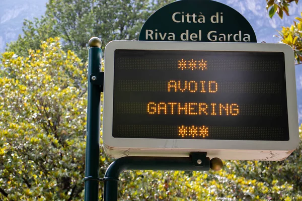 Riva del Garda, İtalya - 05: 30 2020: Covid-19 Coronavirus acil durumu nedeniyle sosyal uzaklık kurallarını ve parklarda toplanma ve yeniden canlandırma faaliyetlerini hatırlayan bir panel
