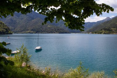 Ledro gölünde yüzen bir tekne (Lago di Ledro)