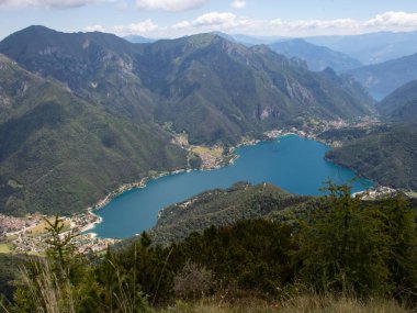 Ledro Gölü 'nün (Lago di Ladro) havadan görünüşü. Trentino Alto Adige 'de bir dağ gölü.