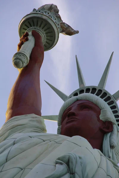 New York 'taki Libery heykeli Afro-Amerikan olarak temsil ediliyordu. Irkçılık, ilgisizlik ve ayrımcılığa karşı bütünleşme, hoşgörü ve kardeşlik kavramı