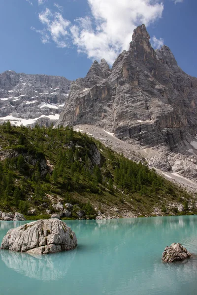 Cortina D 'Ampezzo yakınlarındaki İtalyan Dolomiteleri' nin Sorapis Gölü manzarası. Sorapiss Gölü, Alpler 'in en güzel dağlık göllerinden biridir ve popüler bir turizm merkezidir.