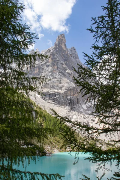 Cortina D 'Ampezzo yakınlarındaki İtalyan Dolomiteleri' nin Sorapis Gölü manzarası. Sorapiss Gölü, Alpler 'in en güzel dağlık göllerinden biridir ve popüler bir turizm merkezidir.