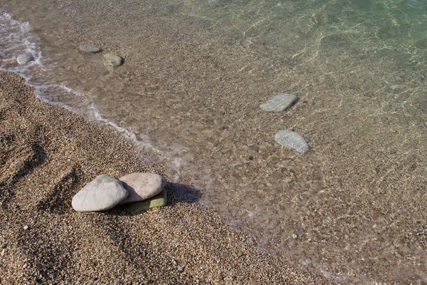 Spiaggia Sassi Neri kıyılarına bakın. Plaj Sirolo 'daki ve İtalya' daki tüm Riviera del Conero 'daki en popüler deniz merkezidir.