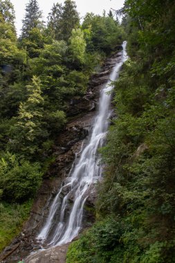 Zillertal, Avusturya - 08: 15: 2020: Avusturya 'nın en ünlü dağlık vadilerinden biri olan Zillertal' ın en sonundaki yapay Scheigeisspeicher gölünün görüntüsü.