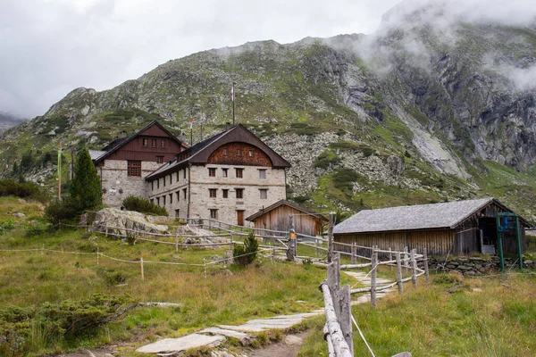 Zillertal, Avusturya - 08: 15 2020: Zillertal, Avusturya 'nın kalbindeki Berliner Hutte manzarası. Alplerdeki ve Avrupa 'daki en eski Muntain kulübesidir. İçi hala eski usul ahşap.