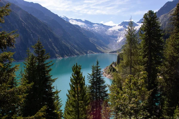 Avusturya 'nın en ünlü dağlık vadilerinden biri olan Zillertal' ın en sonundaki yapay Scheigeisspeicher Gölü manzarası.