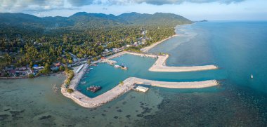Baan Tai Rıhtımı ya da Phangan Adası 'ndaki açık mavi gökyüzü, Tayland