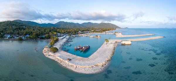 Baan Tai Rıhtımı ya da Phangan Adası 'ndaki açık mavi gökyüzü, Tayland