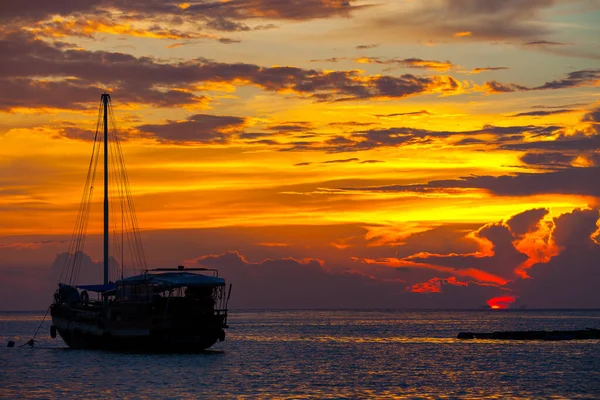 夕暮れ時の船のシルエットの眺めタイ パンガン島から写真を撮る — ストック写真