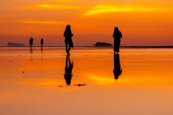 人々のシルエットは 海とホアヒン香港ビーチパンガン島 タイの海岸線に沿って夕日を見ることができます 2019年2月5日 — ストック写真