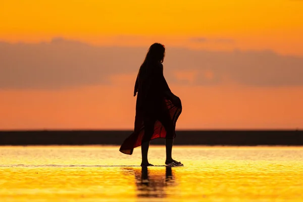 Sylwetka Ludzi Aby Zobaczyć Morze Zachód Słońca Wzdłuż Wybrzeża Hin — Zdjęcie stockowe