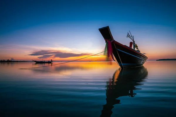 Silhouette Sunset Time Fishing Hosszú Farok Hajók Hagyományos Hajók Tengeren — Stock Fotó