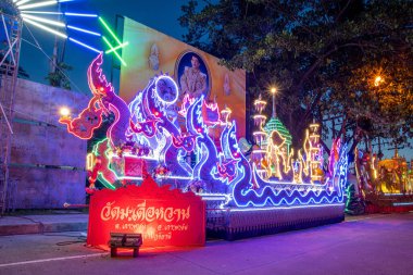 Chak Phra Festivali zarifçe simgelenmiş bir teknedir. Halkla her yıl geçit törenine katılın. 26 Ekim 2019 Koh Phangan, Tayland
