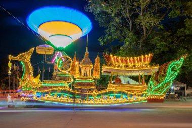 Chak Phra Festivali zarifçe simgelenmiş bir teknedir. Halkla her yıl geçit törenine katılın. 26 Ekim 2019 Koh Phangan, Tayland