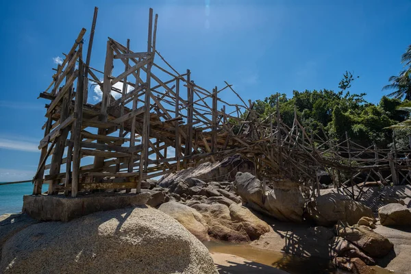 タイのパンガン島にあるHad Thansadetの川にかかる木製の橋 ロイヤリティフリーのストック写真