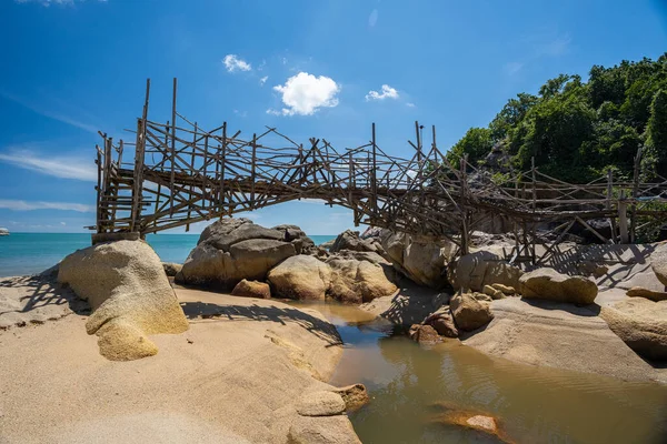 タイのパンガン島にあるHad Thansadetの川にかかる木製の橋 ストック画像