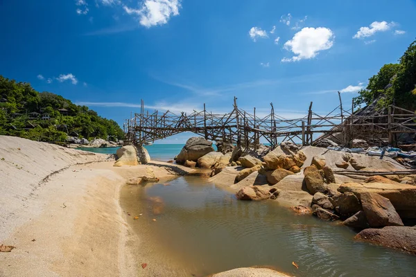 タイのパンガン島にあるHad Thansadetの川にかかる木製の橋 ロイヤリティフリーのストック画像