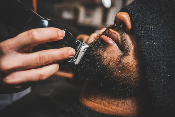 Barbero Esta Pasando Maquina Elctrica Cortar Afeitar Por Barba Chico — Stok fotoğraf