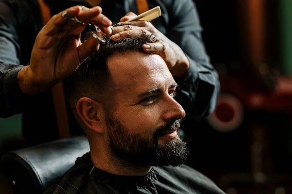 Manos Barbero Afroamericano Con Tijeras Peine Est Cortando Pelo Hombre — Stok fotoğraf