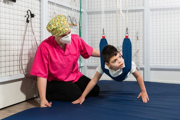 Sala Fisioterapia Criança Com Deficiência Física Exercitando Com Cordas Elásticas — Fotografia de Stock