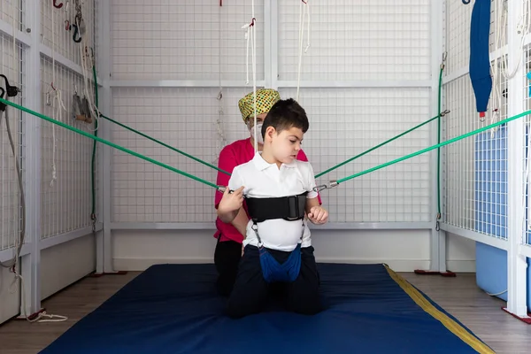 Fyzioterapeutická Místnost Tělesně Postižené Dítě Cvičí Elastickými Šňůrami Fyzioterapeut Rehabilituje — Stock fotografie