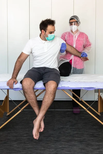 Una Fisioterapista Sta Massaggiando Petto Cliente Maschio Indossa Indumenti Protettivi — Foto Stock
