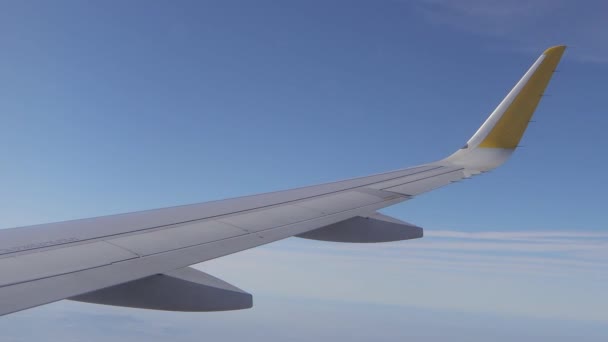 Aile d'un avion Airbus A320 survolant les montagnes espagnoles, en arrière-plan le ciel avec des nuages par une journée bleue, ensoleillée et claire. plan de transport humain.