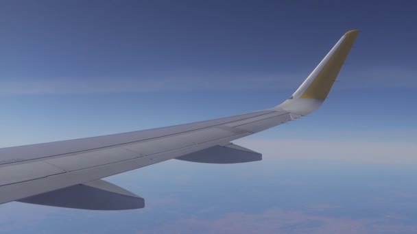Skrzydło Samolotu Airbus A320 Przelatującego Nad Hiszpańskimi Górami Tle Niebo — Wideo stockowe