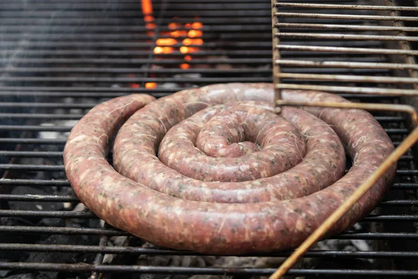 Kömür Kül Ateş Ile Barbekü Izgarasında Taze Pişmiş Sosisi — Stok fotoğraf