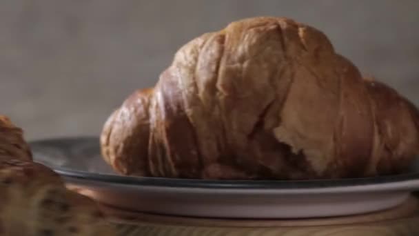 Croissant Tradicional Gira Alrededor Plato Oscuro Parte Superior Una Madera — Vídeos de Stock