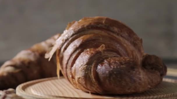 Croissant Tradicional Hace Girar Pedazo Redondo Madera Acompañado Otro Croissant — Vídeo de stock