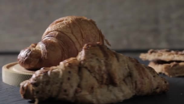 Croissant Tradicional Hace Girar Pedazo Redondo Madera Acompañado Otro Croissant — Vídeo de stock