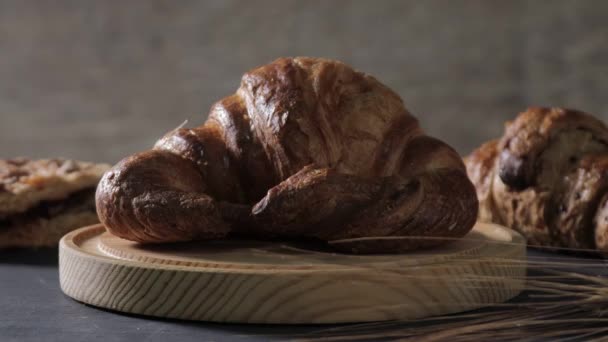Croissant Tradicional Hace Girar Pedazo Redondo Madera Acompañado Otro Croissant — Vídeos de Stock