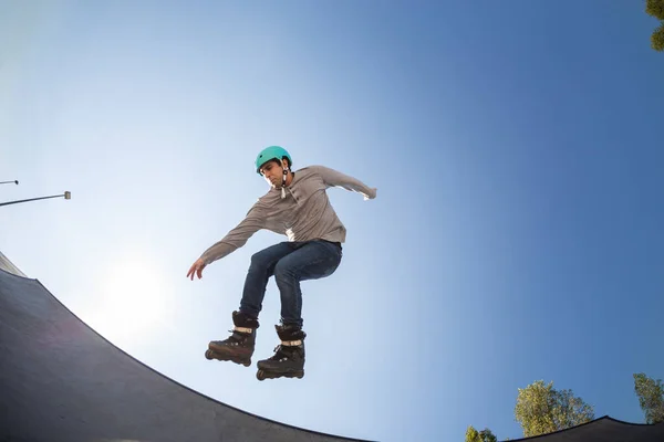 Mladý Muž Inline Bruslař Skate Parku Vzduchu Dělá Skok Trik — Stock fotografie