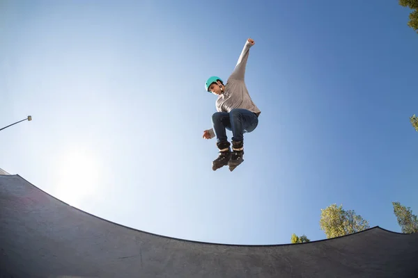 Mladý Muž Inline Bruslař Skate Parku Vzduchu Dělá Skok Trik — Stock fotografie