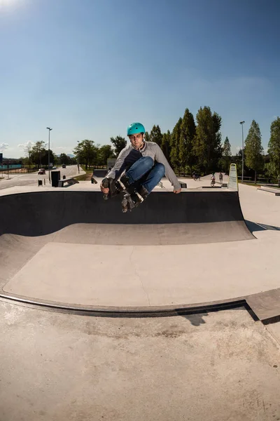Mladý Muž Inline Bruslař Skate Parku Vzduchu Dělá Skok Trik — Stock fotografie
