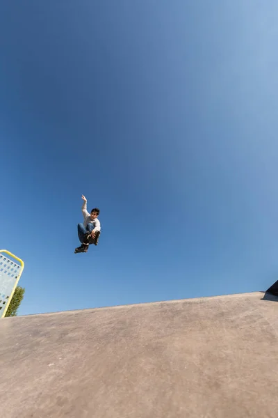Wrotkarz Powietrzu Skoku Rampy Robiący Sztuczkę Skateparku Młody Biały Facet — Zdjęcie stockowe
