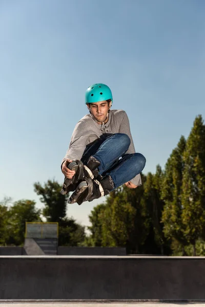 高加索人他的惊慌失措的滚雪球男孩从一个滑板公园跳下斜坡 在空中做了一个小动作 — 图库照片