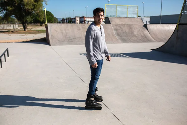 Kolečkový Bruslař Chlapec Skate Parku Pózovat Tvář Fotografie Pro Zasedání — Stock fotografie