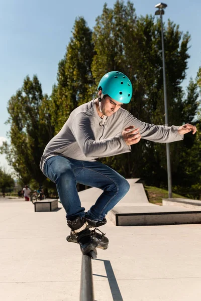 Young Male Roller Skater Helmet Does Dangerous Daring Trick Ramp — Stock Photo, Image