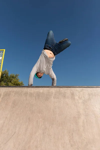 Young Male Roller Skater Helmet Does Dangerous Daring Trick Ramp — Stock Photo, Image