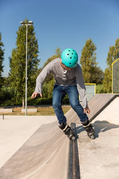 Ein Junger Rollschuhfahrer Mit Helm Macht Einem Sonnigen Tag Einen — Stockfoto