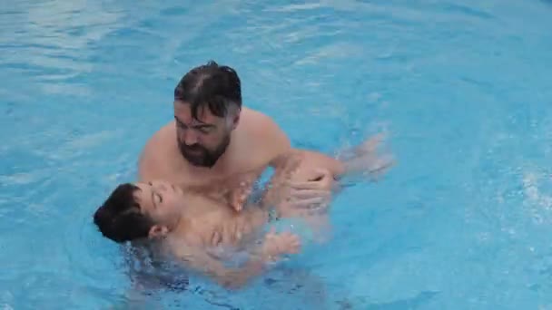 Blank Kind Met Een Handicap Beperkte Mobiliteit Zwemt Ontspant Speelt — Stockvideo