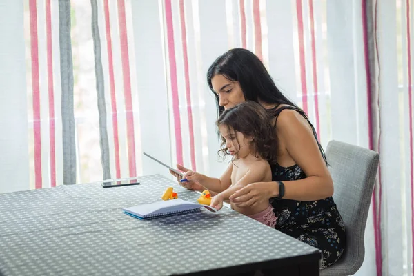 Hispanic Mother Daughter Use Tablet Sitting Chair Front Table Dining — Stock Photo, Image